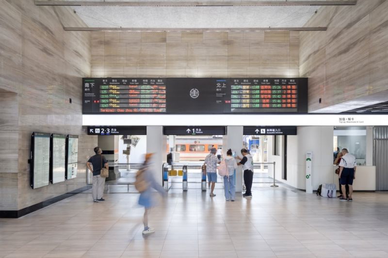 彰化車站全新亮相！坐落於山海線交會的百年車站，由台灣鐵路與台灣設計研究院共同推動的「彰化車站微改造計畫」，以極簡、明亮的空間設計重新登場。此次改造以照明、色彩，以及動線整合為核心，優化乘客的視覺體驗與導引系統，讓人一踏進大廳，就能感受到嶄新的秩序與舒適氛圍，平衡了舊建築的歷史感與現代設計語彙，邁向服務的新里程碑。