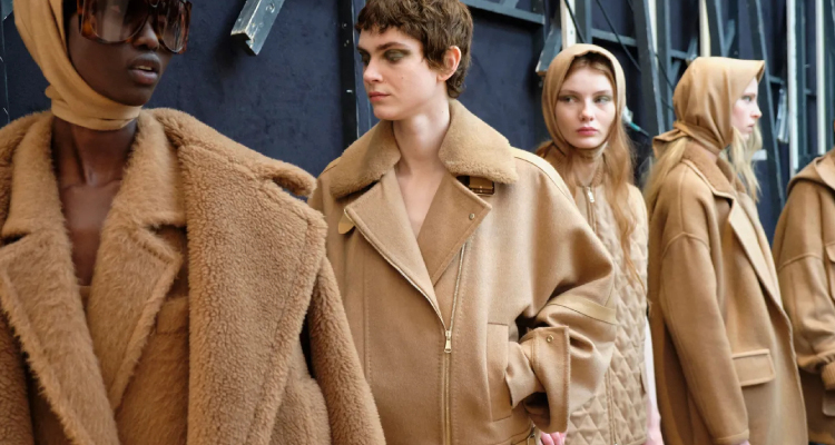 溫潤的駝色，在Max Mara的創作世界中，始終是不敗的永恆經典，也散發出親近而穩定的力量。這個百搭、耐看的氣質色，如同在充滿理性與秩序的精密剪裁與結構設計中，悄然注入一抹浪漫與優雅的氣息。