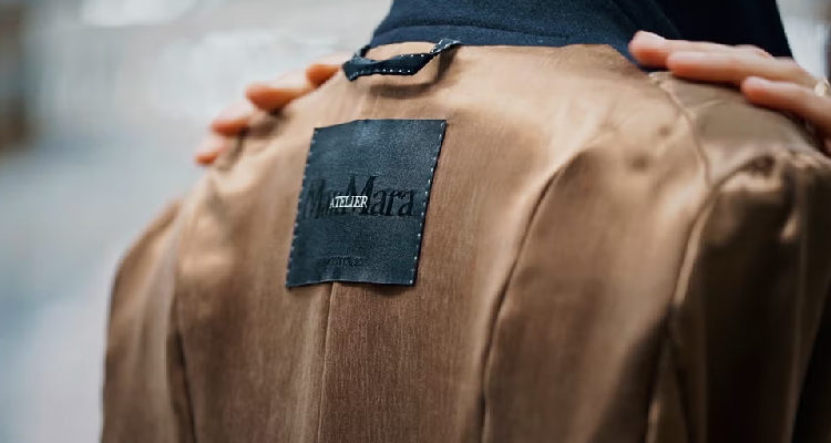 對Max Mara而言，駝毛是一種極為重要的面料材質，也是品牌能長久維持經典與優雅風格的關鍵元素。