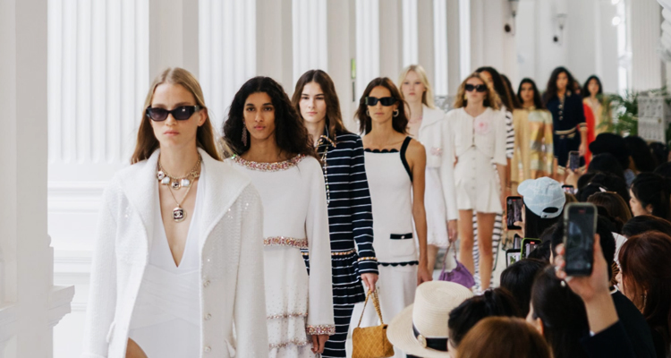 從義大利移師至新加坡登場的Chanel 2026度假系列大秀，延續對經典度假氛圍的浪漫想像。整個系列風格輕盈又奢華，在舒適與優雅之間拿捏得恰到好處。