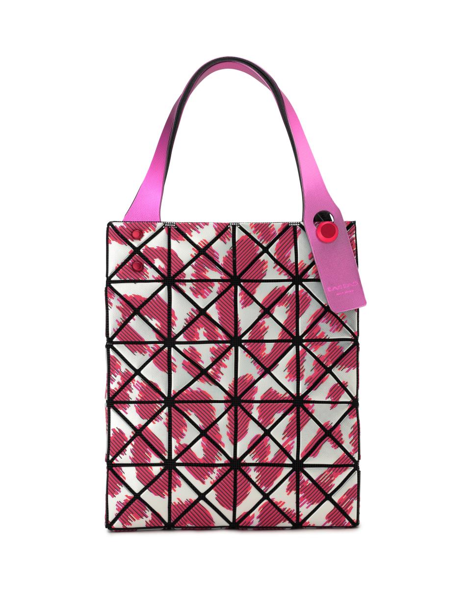 「Chimera」是Bao Bao 2025 年秋冬最新力作！品牌運用金屬光澤得材質為基底，搭配上豹紋的印刷花紋，呈現出不同於過去的設計