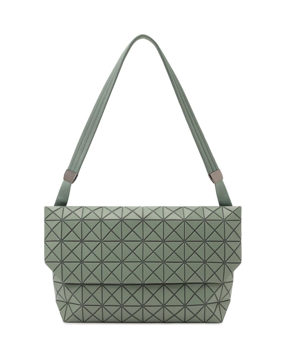 以郵差包的外型為靈感，實用性極高的「Prism Sac」，在新的一季中推出了一款薄荷綠的配色，在輕盈的色調下，設計團隊加入了灰階用其中，讓整體變得更為優雅、沈穩