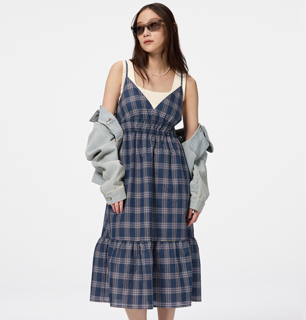 大格紋的經典魅力，在秋冬顯得格外迷人，融合鄉村風的溫柔氣質，營造出悠然且不造作的復古氛圍。