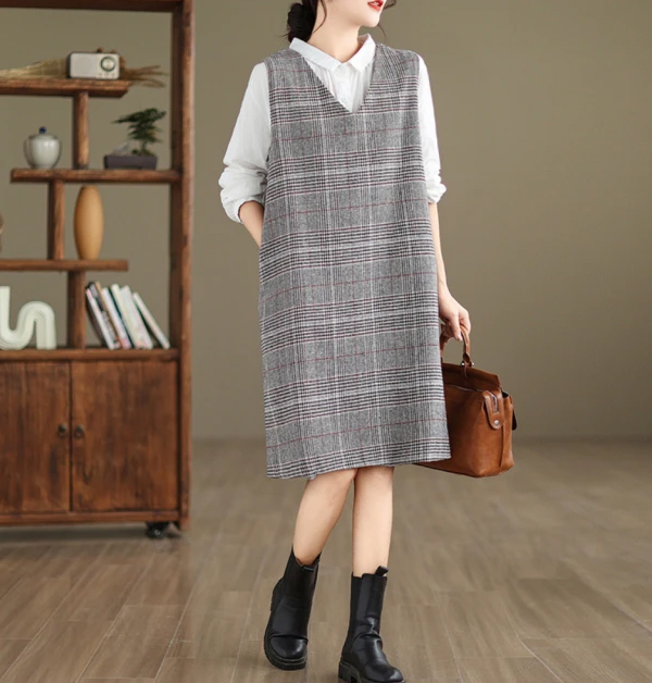 千鳥格紋總帶著一種優雅復古的韻味，而Oney這件深V領式的背心連身裙，則將經典格紋與韓系簡約設計完美結合。