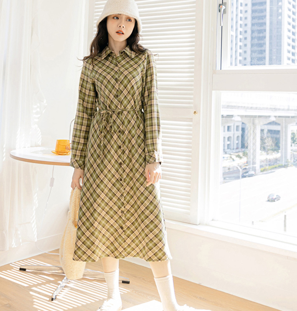 這件洋裝把俐落的襯衫領與精緻腰綁帶結合，輕鬆勾勒出柔美腰線，又保留率性隨性的感覺。