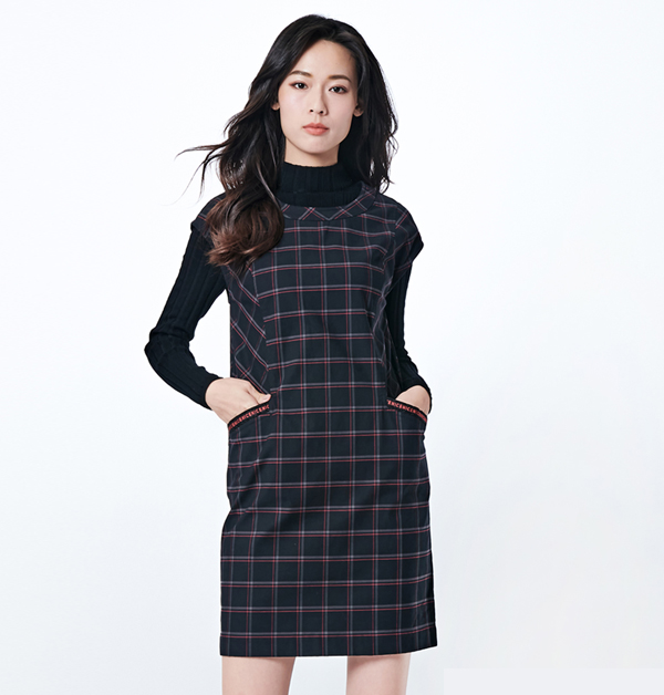 低調中蘊含滿滿韻味，散發出一種優雅又帶點書卷氣的復古魅力。這件深色經典復古格紋洋裝，色調沉穩，百搭又易駕馭，不論是搭配毛衣、襯衫還是簡單牛仔褲，都能輕鬆穿出層次感、讓整體造型瞬間升級。