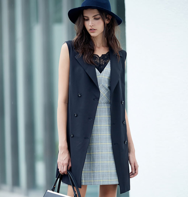 這件千鳥格連身裙，將經典復古格紋玩出新花樣，撞色格紋細節為造型增添視覺層次，低調中又帶著活潑氣息。