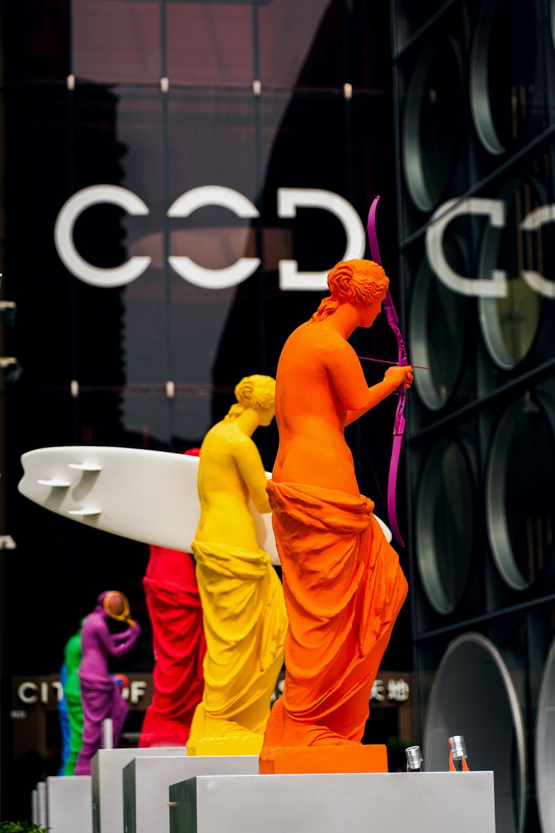 近日，Laurent Perbos 帶著經典之作《美與姿態》現身澳門新天地（City of Dreams Macau），打造一系列策展。「能在澳門新濠天地展出，是一種榮幸，更是一種承諾。這是讓藝術突破傳統框架、走向更廣大觀眾的一種方式。我的作品並非僅為傳統展示空間，例如畫廊或博物館，而是應該在更自然屬於它們的環境中不斷發展、演變。」