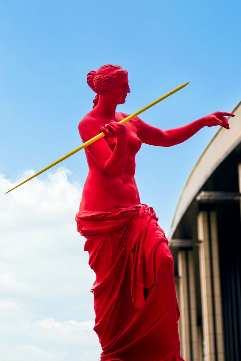 「為了捕捉運動員動作的完美，我以各運動項目的精英女運動員的手臂為模型。這些手臂經過 3D 掃描、打印、模製，最後以樹脂鑄造。」Laurent Perbos 說道：「這六尊雕塑同時也讚頌包容性與奧林匹克精神。每一尊維納斯都對應彩虹的一種顏色，象徵平等與反歧視。雖然作品並非直接與 LGBTQ+ 相關，但它強烈提醒人們關於人類平等與寬容的重要性。」