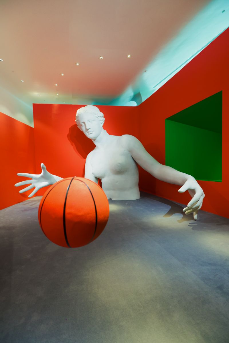 除了經典的《美與姿態》系列，Laurent Perbos 也與新濠天地打造另一個展覽《動競藝境》，融合典藝術與運動精神，運用「集合藝術」與「地景藝術」的創作方式，以公共空間為畫布進行拼貼。觀眾在其中能與作品交流，亦能彼此相遇，從《夢幻球場》、《身體神話》等作品中感受互動。