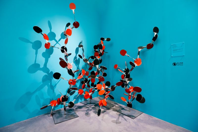 藝術家以錯置與變形的幽默方式，將網球場、籃球場等熟悉的競技場景重構為流動且充滿活力的藝術場域，為觀賞者提供身體互動與思考交流的空間，同時引發反思。訪談尾聲，Laurent Perbos 用一句話期許自己：「永遠以孩子的視角看世界。這樣才能讓我們盡可能長久地保持年輕。」