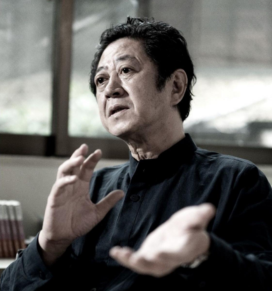 台中梧棲「蔦屋書店」邀請日本建築大師團紀彥（Norihiko Dan）操刀設計，他曾設計台灣日月潭向山行政暨遊客中心。建築以簡潔手法打造通透明亮的閱讀空間，融合日式美學，規劃四層樓空間，提供閱讀、咖啡、餐飲與展演廳等複合式使用，形塑國際級灣區新地標。