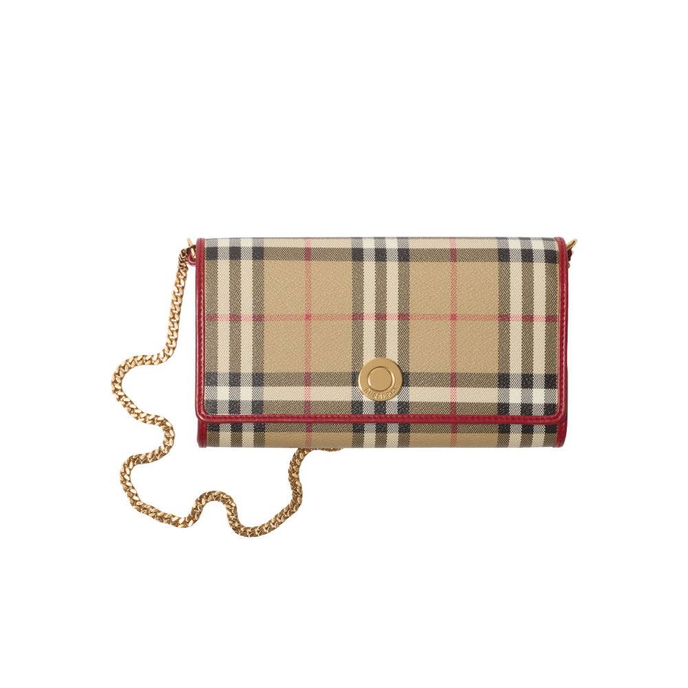 鍊帶皮夾是許多人初次購入精品包的首選，在本季Burberry亦推出一款實用性極高的鍊帶皮夾，在細節上設計團隊加入了紅色的緄邊於其中，讓包袋整體擁有節慶歡騰、熱鬧的氣息。（