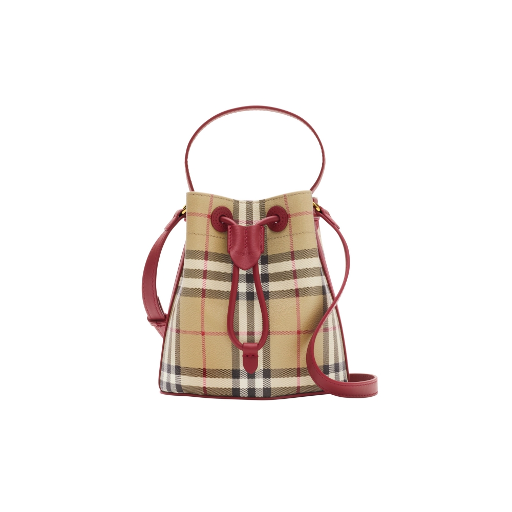 水桶包造型與容量兼具的特型，成為許多女孩的首選！這款來自Burberry的水桶包，延續其標誌性格紋的設計，並搭配上呼應節慶的紅色元素於其中