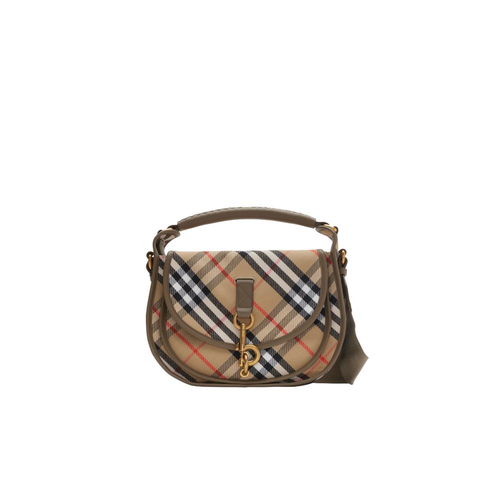   這款小尺寸的信差包，運用弧形的包身作為主要輪廓，並運用標誌性格紋為主角，整體呈現出強烈的英倫氣息，細節上「b」字母包扣的點綴，低調的呈現品牌 logo，讓包款整體充滿細節。