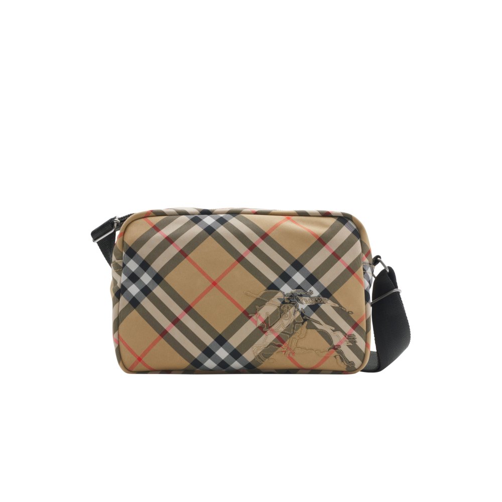 想要一款實用性高的包款嗎？那這只斜背方包可列入購物清單裡！立體的包型可滿足女孩日常所需，細節上以寬背帶呈現，整體能提升使用的舒適性