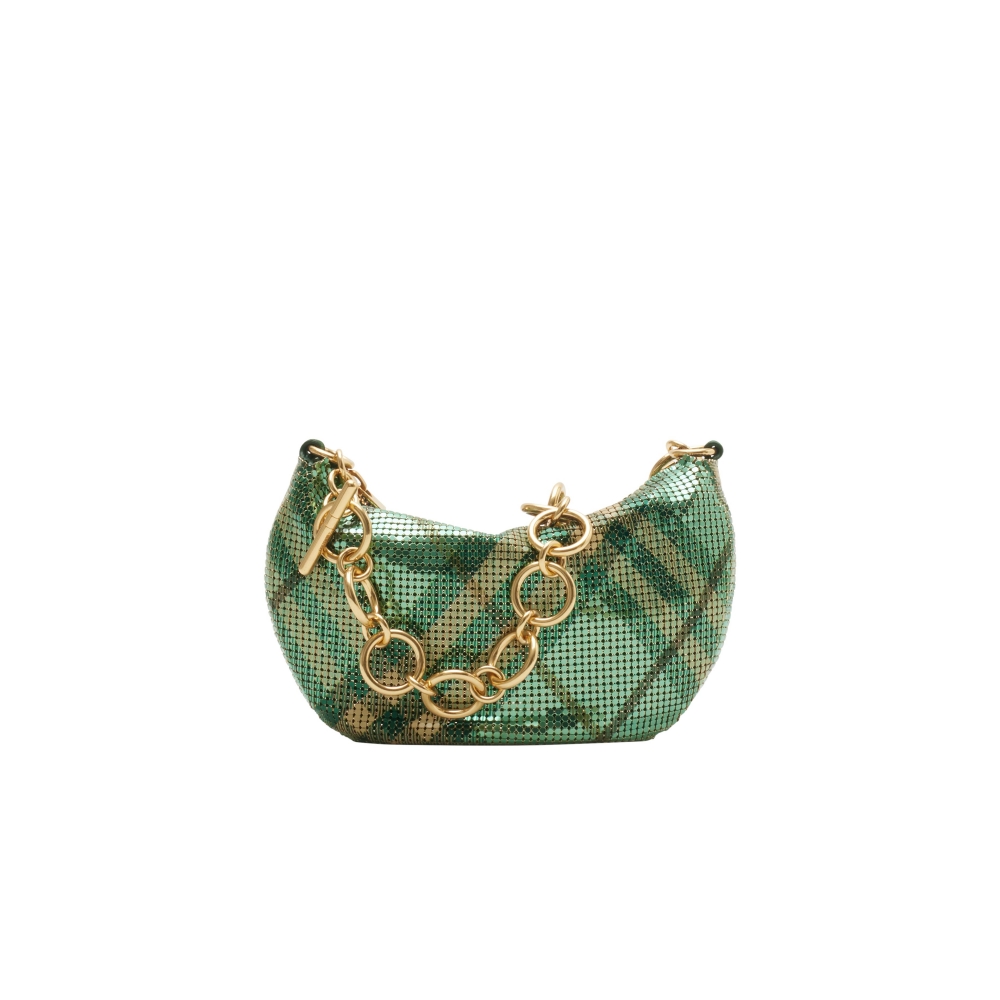  ​ 「Chainmail」這款包是近期 Burberry 眾多包款中的話題款，整款包型藉由半月形組成，宛如首飾的間背帶是其中最大亮點，在包身的設計上，品牌感用細緻的金屬面料勾勒，讓格紋元素呈現出充滿派對的氣息。