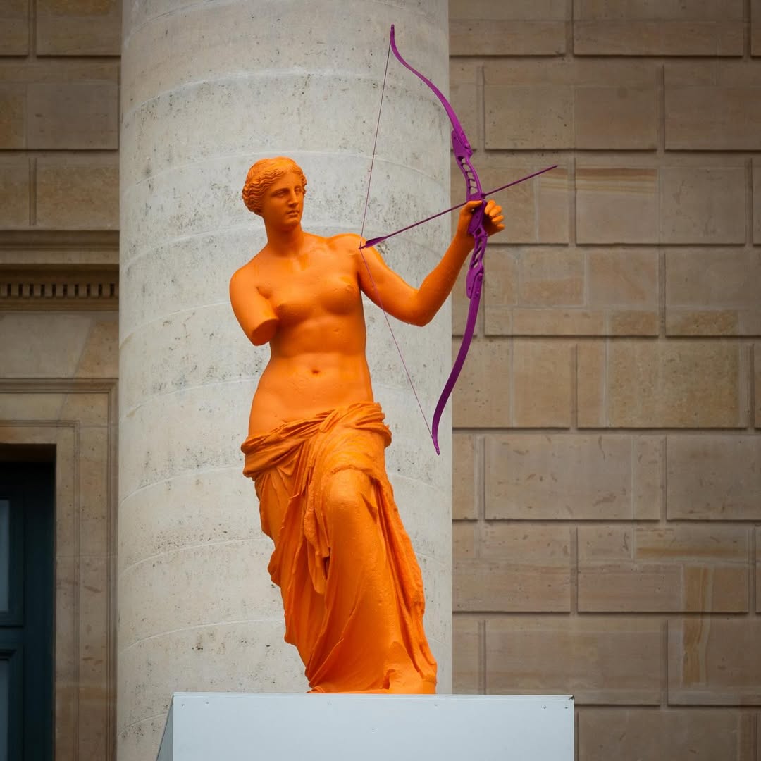 「《美與姿態》是一件具有關鍵意義的作品。它位於我多重藝術關懷的交會點上，而這些關懷大多根植於大眾文化之中，特別是神話與娛樂媒介。」Laurent Perbos 表示：「我的創作經常探索大眾文化的集體活動與娛樂形式，尤其是與運動世界相關的物件。之所以著迷於運動題材，是因為這些物件的造型雖不同於原始藝術品，但對觀眾而言極為熟悉、可立即辨識。」