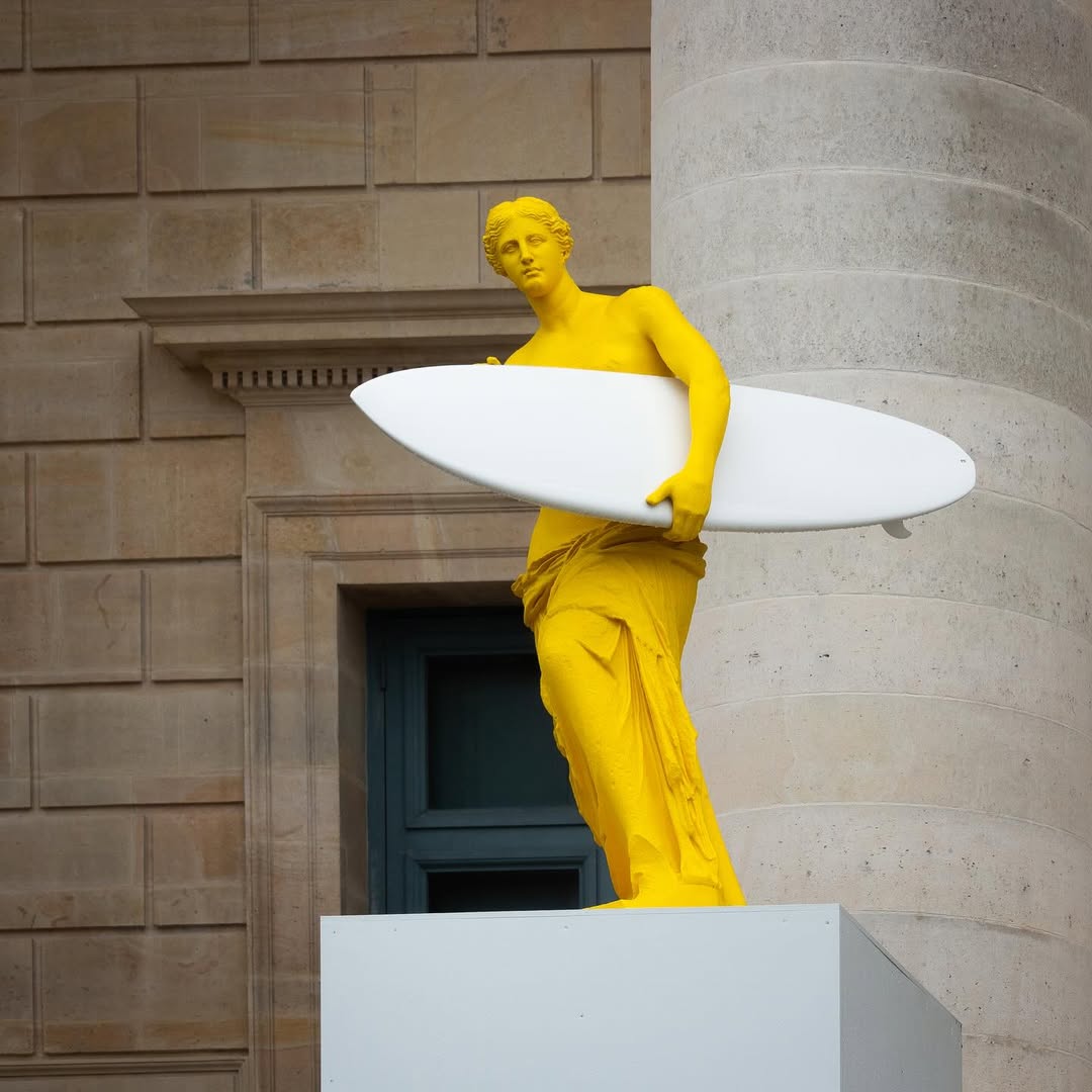 「當你改變它們的重量、比例或顏色時，這些物件便會變得陌生而超現實，讓觀者進入全新的感知空間。」Laurent Perbos 說道：「這是一種從大眾文化中誕生的神話，由日期、事件、物件與符號構成，凝聚了情感與集體記憶。這些符號以不同方式滋養著我們，並塑造出共享的文化。」