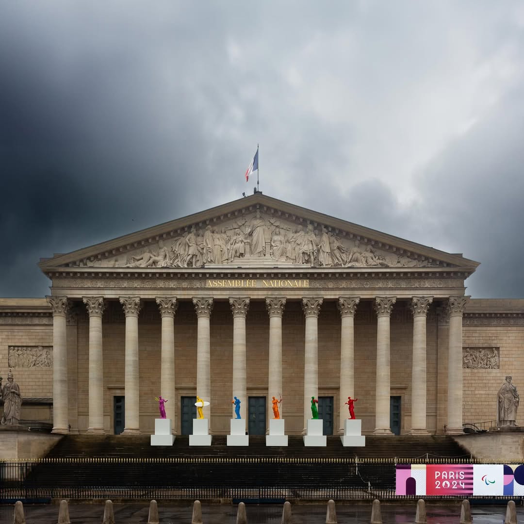 回顧 2024 年巴黎奧運，一座座色彩繽紛的古希臘雕像吸引了全世界的目光。這是法國藝術家 Laurent Perbos 的作品，他在巴黎塞納河畔的波旁宮前創作了 6 座大型維納斯雕塑，靈感源自羅浮宮的經典之作「斷臂維納斯」（Vénus de Milo）。透過《美與姿態》（Beauty and Gesture）系列，他揉入了網球、衝浪、籃球、射箭、拳擊及標槍元素。