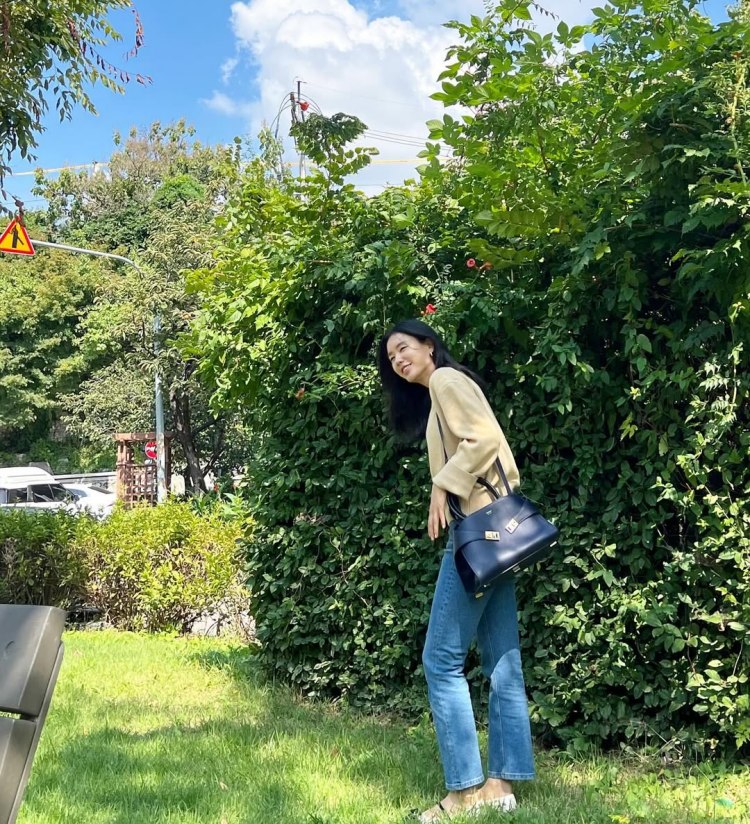 Ferragamo「Hug」包，是創意總監 Maximilian Davis 甫上任時的作品，藉由兩條束帶打造出類似擁抱的意象，簡約的線條加上奇趣的設計理念，讓該包款成為當緊品牌炙手可熱的經典單品。