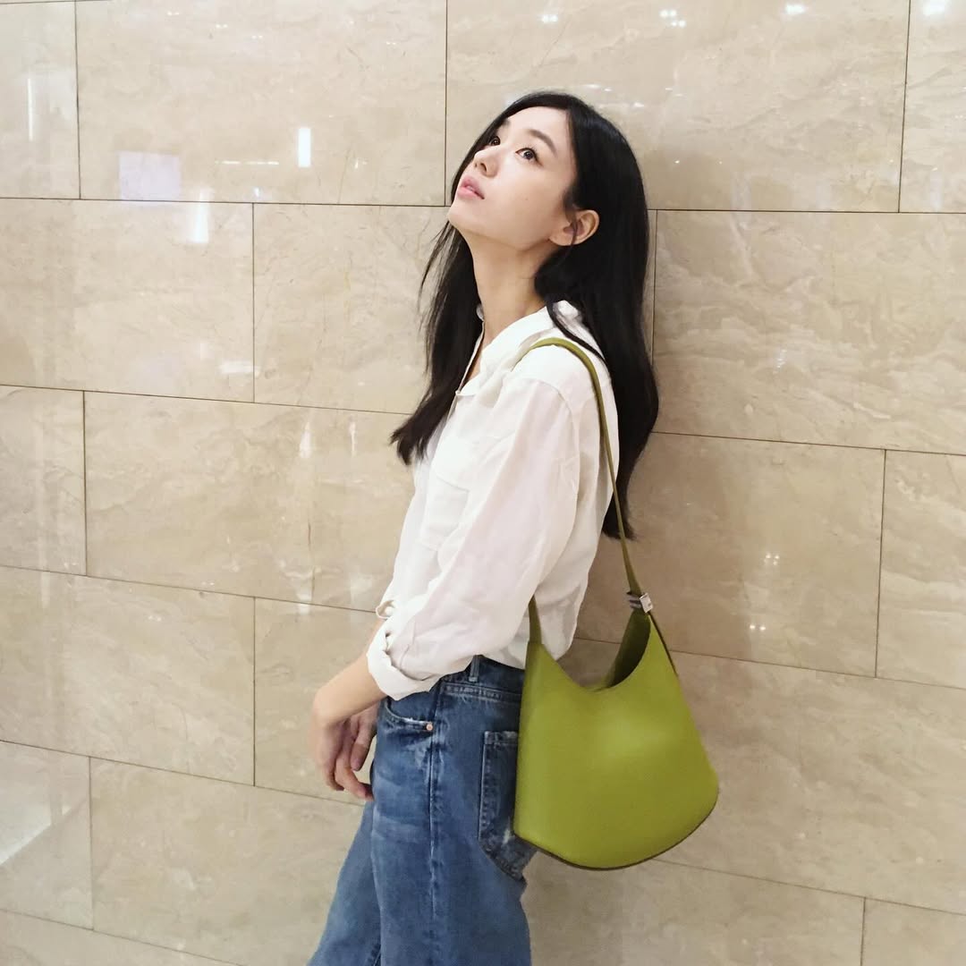 安恩真這款肩背包便是來自於 Jil Sander，整體簡練而不複雜的外型，加上可愛的果綠色，吸睛又時髦的設計，能成為穿搭中的焦點。