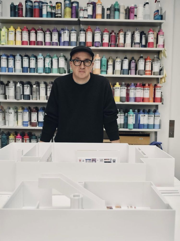 Kaws以Uniqlo首位「駐點藝術家」之姿強勢回歸，再次以藝術視角顛覆大眾對潮流的想像。透過獨特風格重塑流行文化，Kaws自2016年展開與Uniqlo的合作以來，不斷掀起搶購熱潮。