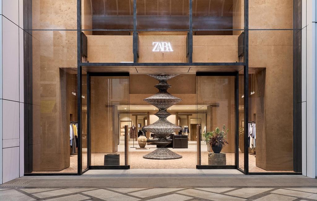 在近日，Zara 宣布於大阪心齋橋開設全新旗艦店，全店共 4 層樓，佔地約2000平方公尺，規模堪稱關西最大！在三樓的空間中，更引進全亞洲首間「Zacaffé