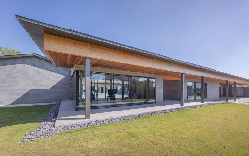 從恬園大門步入，映入眼簾的是大跨距的當代木構空間，展現傳統工藝在現代尺度下的技術轉譯。「恬園」不僅是一座私宅，更是台灣人集體文化意識的體現，承載著當地的歷史歲月。「古厝」一詞源於閩南語，意指歷經時代更迭、深具地域性格的老宅。這裡是居住者家族四代共居、情感積累的生活容器，透過紅瓦與木構，形塑出家的溫度。