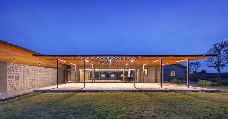 恬園落成後，在台南市裡散發著靜謐的詩意，勾勒出獨特的天際線。從立面外觀到內部機能動線，構築出另一幅景緻，也讓人重新思考「家」的意義。木紋清水混凝土結合木構工法，細膩詮釋傳統工藝，也象徵著世代與世代之間的交流。看似圍塑著傳統合院生活，卻在過程中，串聯起你我的記憶與情感。