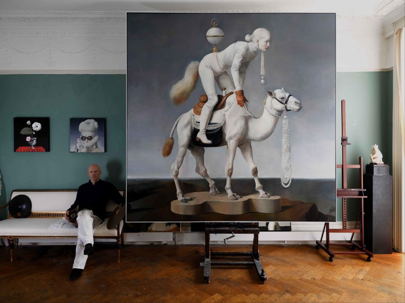 展覽從他早期融合畢卡索與浮世繪風格的創作揭開序幕，延伸至對達文西、林布蘭等古典大師的再詮釋。這些作品以傳統油畫技法為基礎，透過視覺拼貼與跨文化挪用，重新編排藝術史中的經典圖像。畫面中，不同文化語境彼此對話，不僅挑戰觀眾對藝術分類的既定印象，也激發對文化、歷史與創作關係的省思。