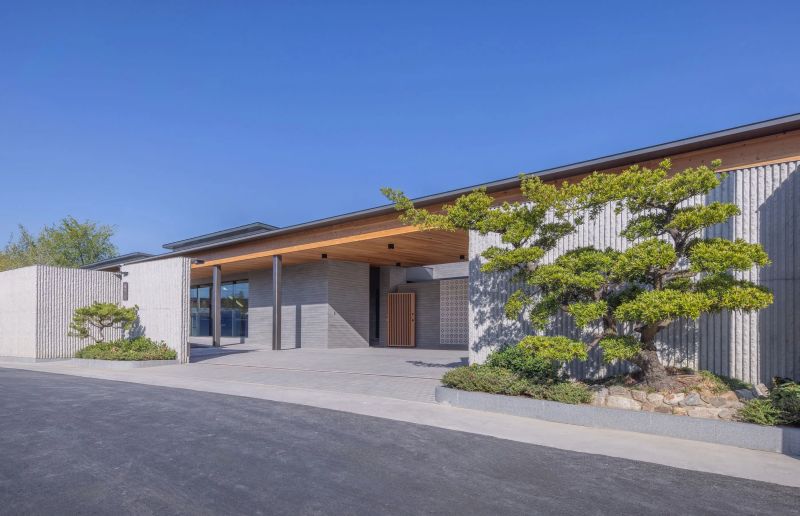 坐落於台南市新市區，緩緩地迎來一座絕美的三合院量體——「恬園」。在潘冀聯合建築師事務所的操刀下，設計團隊嘗試以傳統的台灣建築語彙為基底，轉譯其設計元素。透過精選材料與細部語彙的重組，新構築不僅承載著過往生活的溫度，也開展對當代居所的詮釋。別緻的入口意象，是串連舊與新之間的起點，帶領居住者重拾過往的美好記憶。