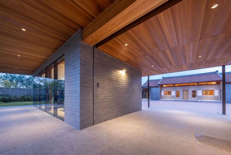 從恬園大門步入，映入眼簾的是大跨距的當代木構空間，展現傳統工藝在現代尺度下的技術轉譯。「恬園」不僅是一座私宅，更是台灣人集體文化意識的體現，承載著當地的歷史歲月。「古厝」一詞源於閩南語，意指歷經時代更迭、深具地域性格的老宅。這裡是居住者家族四代共居、情感積累的生活容器，透過紅瓦與木構，形塑出家的溫度。