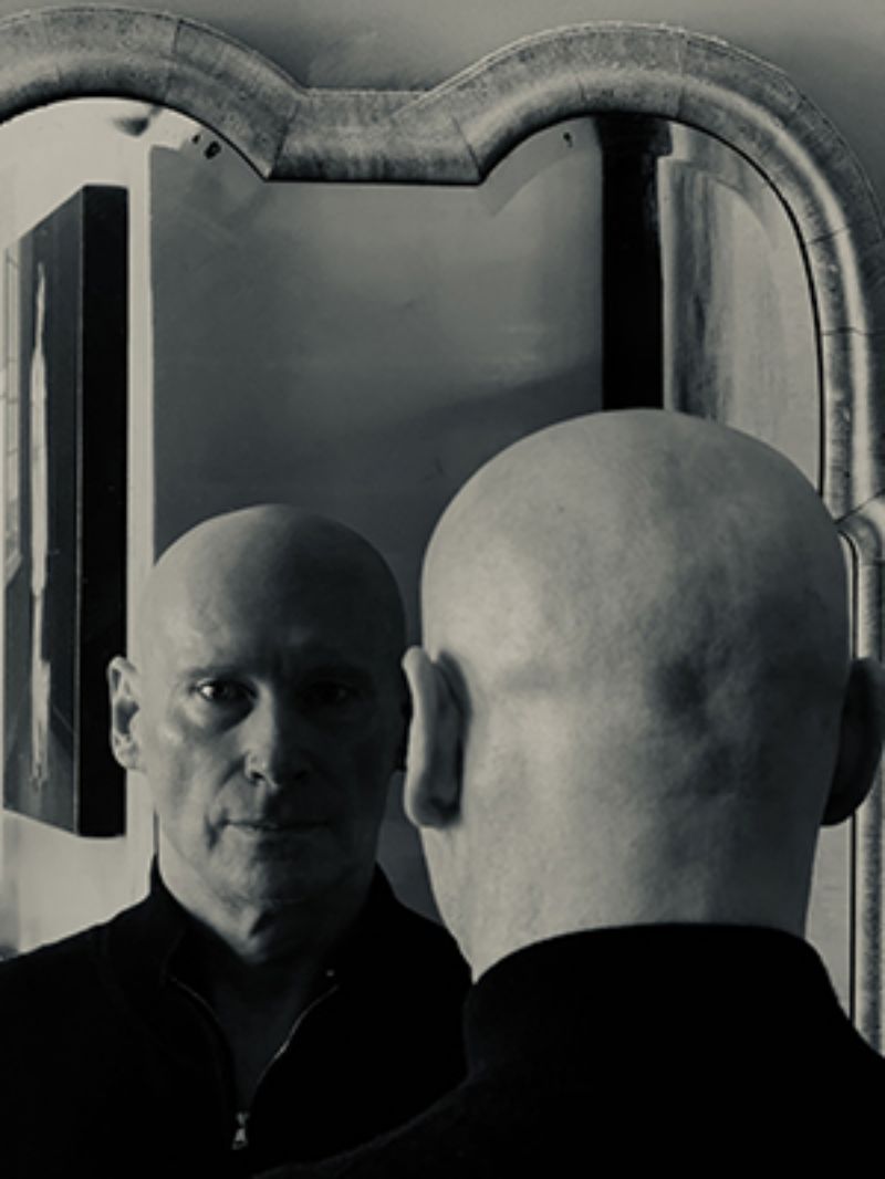 籌備多時，高雄市立美術館（簡稱：高美館）迎來全新重量級展覽——《馮·沃爾夫的花園堡壘》。本次展覽攜手英國藝術家馮·沃爾夫（Von Wolfe），一口氣帶來 60 件作品，橫跨近 20 年的創作歷程。他的作品紮根於傳統油畫技法，同時結合人工智慧，創造出筆觸細膩、敘事張力強烈的畫面，聚焦於當前人類對 AI 的衝擊、交融與反思，並曾於多座國際重要美術館展出。