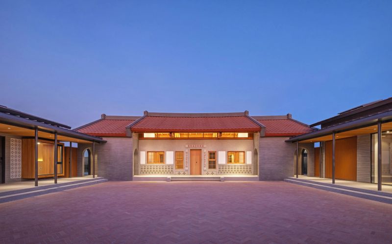 隱身於台南新市區的私宅「恬園」，是一座融合傳統與當代語彙的全新三合院建築。由潘冀聯合建築師事務所（JJP Architects and Planners）規劃設計，以「轉譯台灣古厝文化」為核心概念，重新詮釋紅瓦、木構與清水混凝土的細膩層次。建築以現代工法延續合院精神，串連世代記憶，形塑一處承載家族情感與土地溫度的生活場域。「恬園」不僅展現台灣建築語彙的再生美學，更為南台灣注入一座靜謐而詩意的地標。