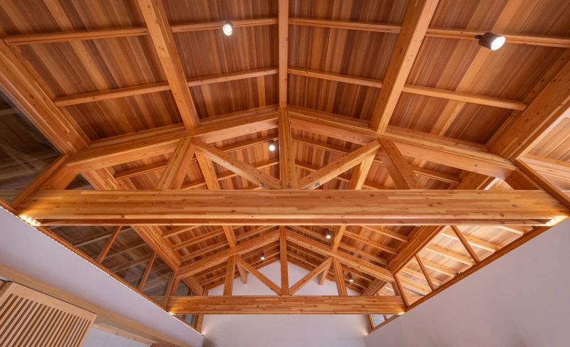 在傳統的三合院元素中，也可見新的語彙。建築師嘗試整合更多機能性，透過鋼筋混凝土的介入，建構出更完整的庭園。屋頂的木構造是這次設計的一大驚喜，不僅延續傳統的工藝技法，也在新與舊之間取得平衡。鋪設於內埕地面的清水交丁紅磚，不僅在肌理上呼應傳統建築的磚造質地，更成為象徵記憶銜接與時間沉澱的載體。