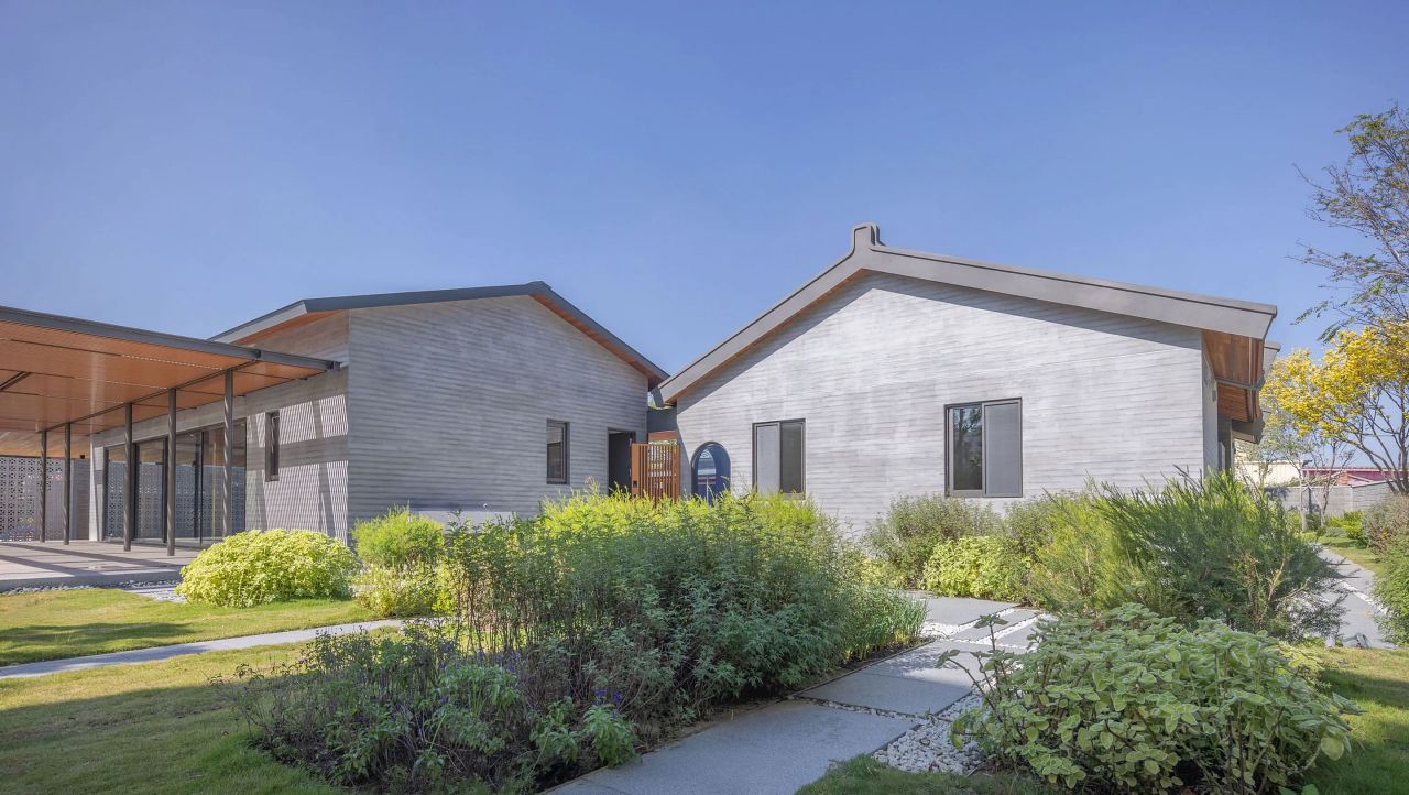 恬園落成後，在台南市裡散發著靜謐的詩意，勾勒出獨特的天際線。從立面外觀到內部機能動線，構築出另一幅景緻，也讓人重新思考「家」的意義。木紋清水混凝土結合木構工法，細膩詮釋傳統工藝，也象徵著世代與世代之間的交流。看似圍塑著傳統合院生活，卻在過程中，串聯起你我的記憶與情感。