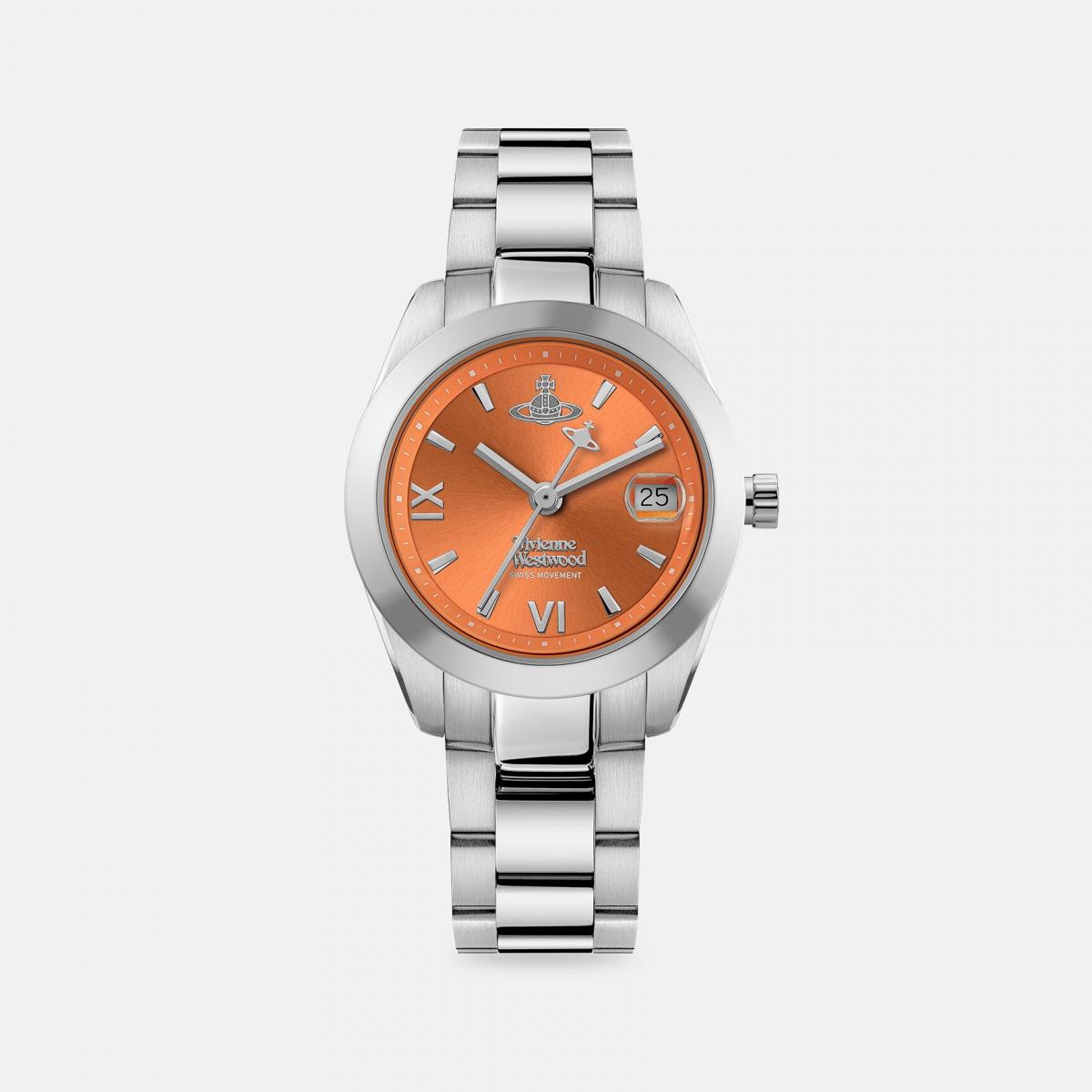 橘色錶盤的亮眼色調，像極了倫敦午後灑在街角的陽光。這款 Vivienne Westwood 的 Fenchurch 腕錶以銀色不鏽鋼錶殼與三鏈節鍊帶構成基調，拋光鍍層細膩閃爍，展現品牌一貫的叛逆優雅。3點鐘方向設有日期視窗，搭載瑞士機芯，兼具實用與品味。以倫敦金融區為名，象徵都市女性的理性與自由，亮橙色錶盤則注入一絲不羈的藝術感。無論搭配襯衫或針織上衣，都能讓整體造型瞬間亮眼又不浮誇。