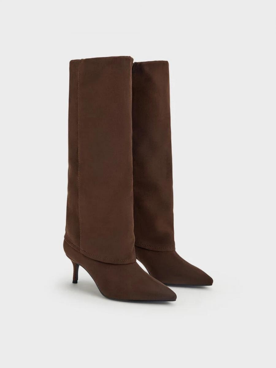 這雙尖頭長靴同樣運用充滿秋冬氣息的仿麂皮面料呈現，值得一提的地方是，該鞋款搭配了類似褲管的鞋身，不僅增添整體造型，直筒的設計還能修飾腿部線條。