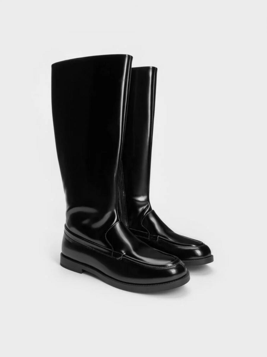 這款「Jagge」長靴，其寬筒狀的鞋身，能顯得小腿看起來較細，搭配上亮面的皮質，能讓秋冬深色的服裝增添一絲亮點。