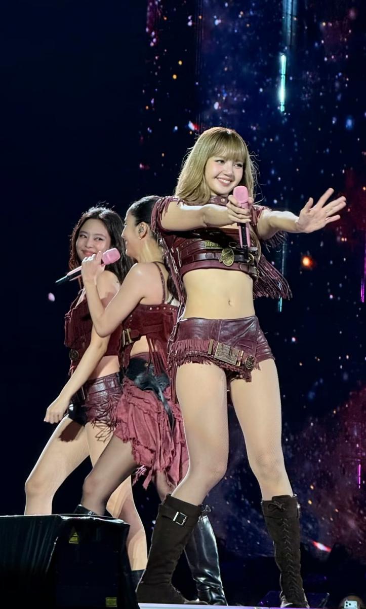 Lisa 同款靴子來自於小 CK 所推出的「Darian 綁帶長靴」