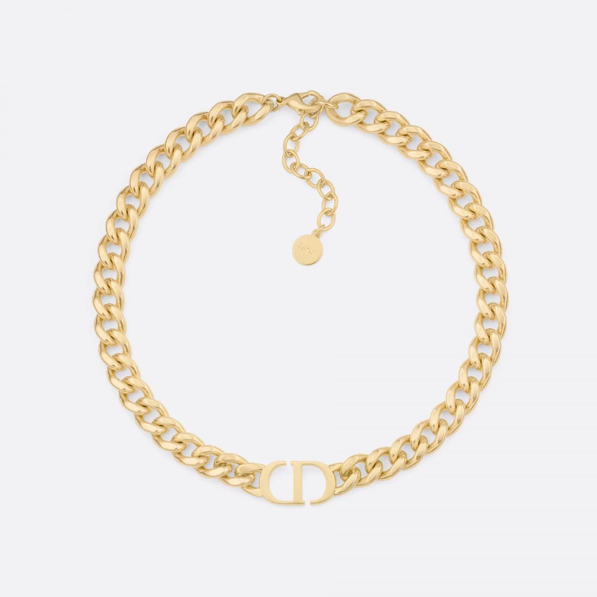 迪奧的 30 Montaigne 系列以品牌位於巴黎蒙田大道的總部地址命名，象徵永恆的經典與法式理性之美。這款金色短鍊以亮面金屬鏈環搭配極簡 CD 標誌，線條俐落、比例剛好。佩戴時能貼合鎖骨，展現優雅輪廓，也能與其他金鍊疊戴增添層次。它的魅力在於低調的權威感，不張揚卻能一眼辨識。若張曼玉的穿搭是隨性中的秩序，那這條項鍊正是那份秩序的象徵，優雅而自信。