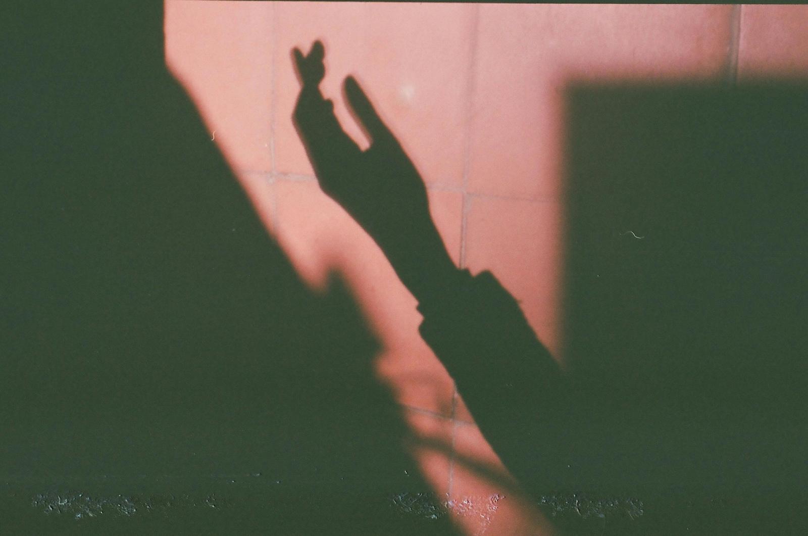 冒牌者症候群並不是病，而是一種心理現象，可以透過自我對話逐步改善。專家建議，首先要「覺察」，當你產生「我不夠好」的念頭時，先停下來問自己：這是事實還是情緒在說話？其次，學會「接納不完美」，沒有人能永遠滿分，而真正的成長來自錯誤的經驗。最後，適度與信任的人分享這些感受，能減輕焦慮。當別人告訴你「其實大家都會有這種感覺」，你會發現，自己並不孤單。成功，不是沒有懷疑，而是學會帶著懷疑仍然勇敢前進。