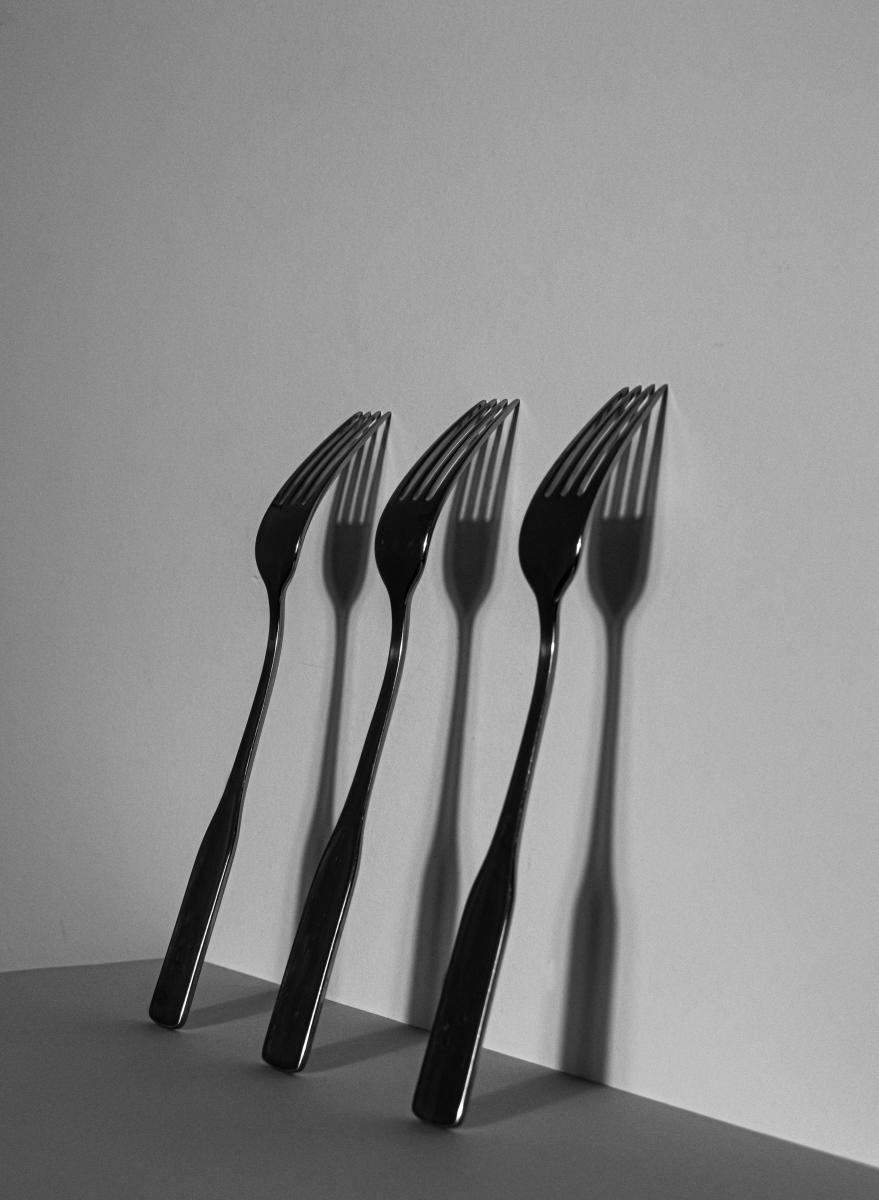 完美主義者是冒牌者症候群的高風險族群。他們為自己設下極高標準，總希望能做得「再好一點」。當結果稍有偏差，就會覺得自己不夠格、不夠努力。心理學上稱這種思維為「全有全無」模試——若非滿分，便視為失敗。這樣的人即便獲得讚賞，也傾向認為只是僥倖罷了。久而久之，他們被不安驅使，工作量越堆越高，卻始終得不到真正的滿足感。專家建議，與其追求「完美」，不如學習「足夠好」；因為自我價值並不只取決於成績，而是你如何看待自己。