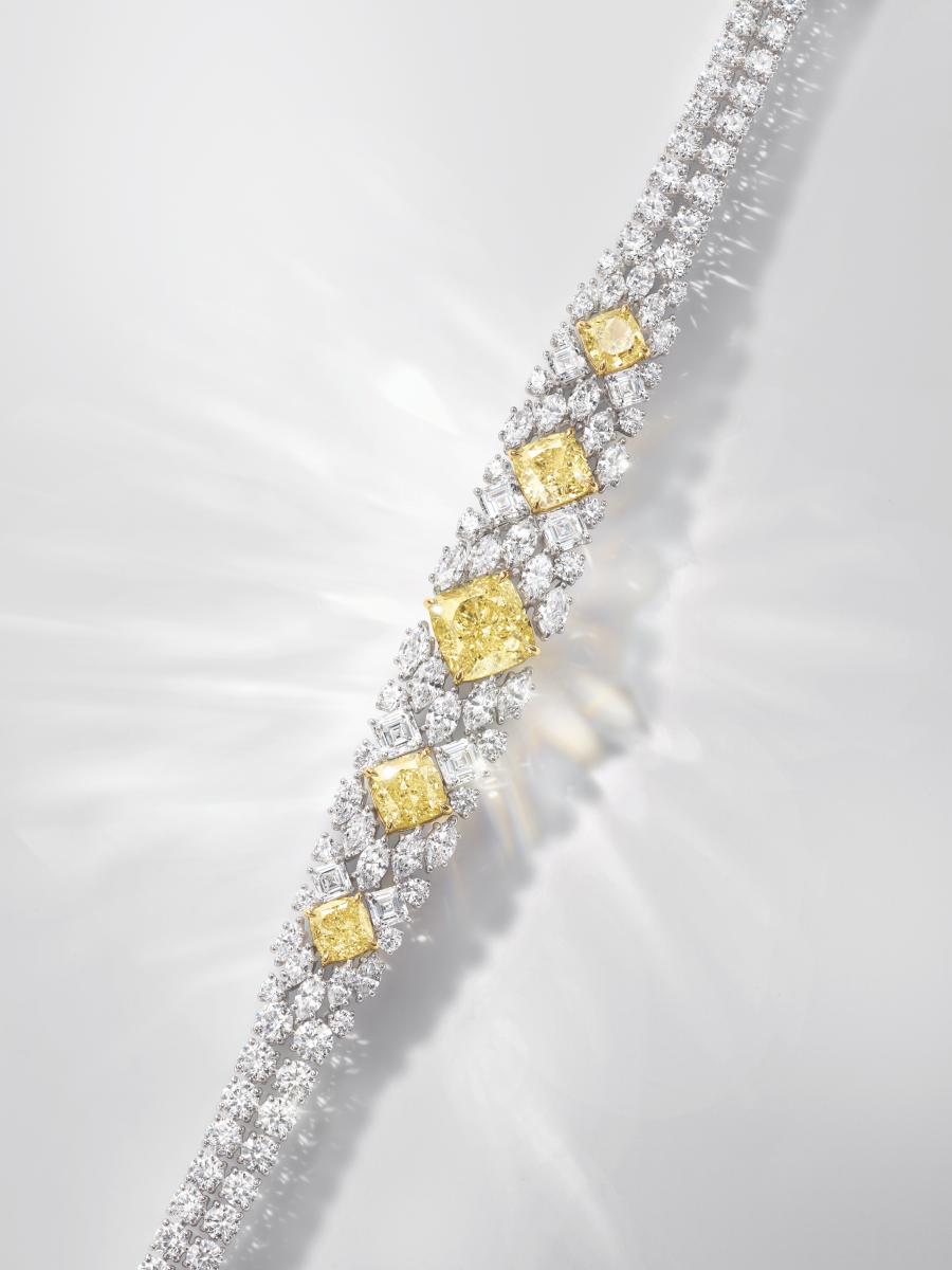《Talk to Me, Harry Winston》頂級珠寶系列黃鑽手鍊,以枕形濃彩黃鑽搭配全鑽設計,展現品牌經典的紅毯華麗。