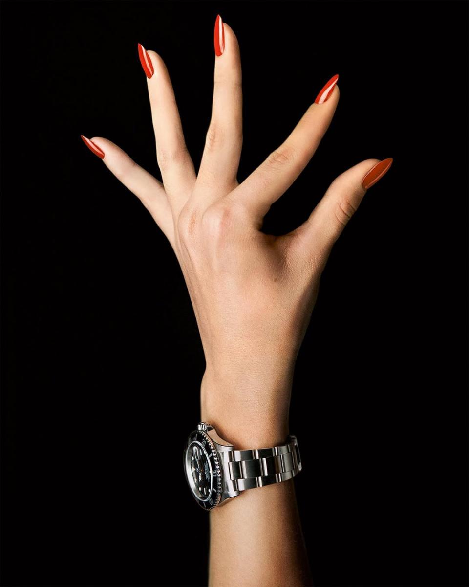 對許多輕熟女來說,水鬼不只是配件,更是一項精準的資產配置。Submariner 本身因產量有限就具備稀缺性,而其中最受追捧的「綠水鬼」(Ref. 126610LV)更是常年一錶難求,行情亦穩定維持於高點。原因除了辨識度高的綠色陶瓷圈,更在於它承載了勞力士的品牌象徵:獨特、經典、難以取代。市場上二手回收價格同樣亮眼,即便多年後轉手,仍保有相當高的價值。這對40+女性而言意味著什麼?一只好錶不僅提升氣質,也能成為「流動資產」。更不用說,從詹姆斯卡麥隆(James Cameron)到無數收藏家都為水鬼背書,它已經不只是腕錶,而是一個文化符號——擁有水鬼,就像擁有了一枚永不退潮的高級入場券。