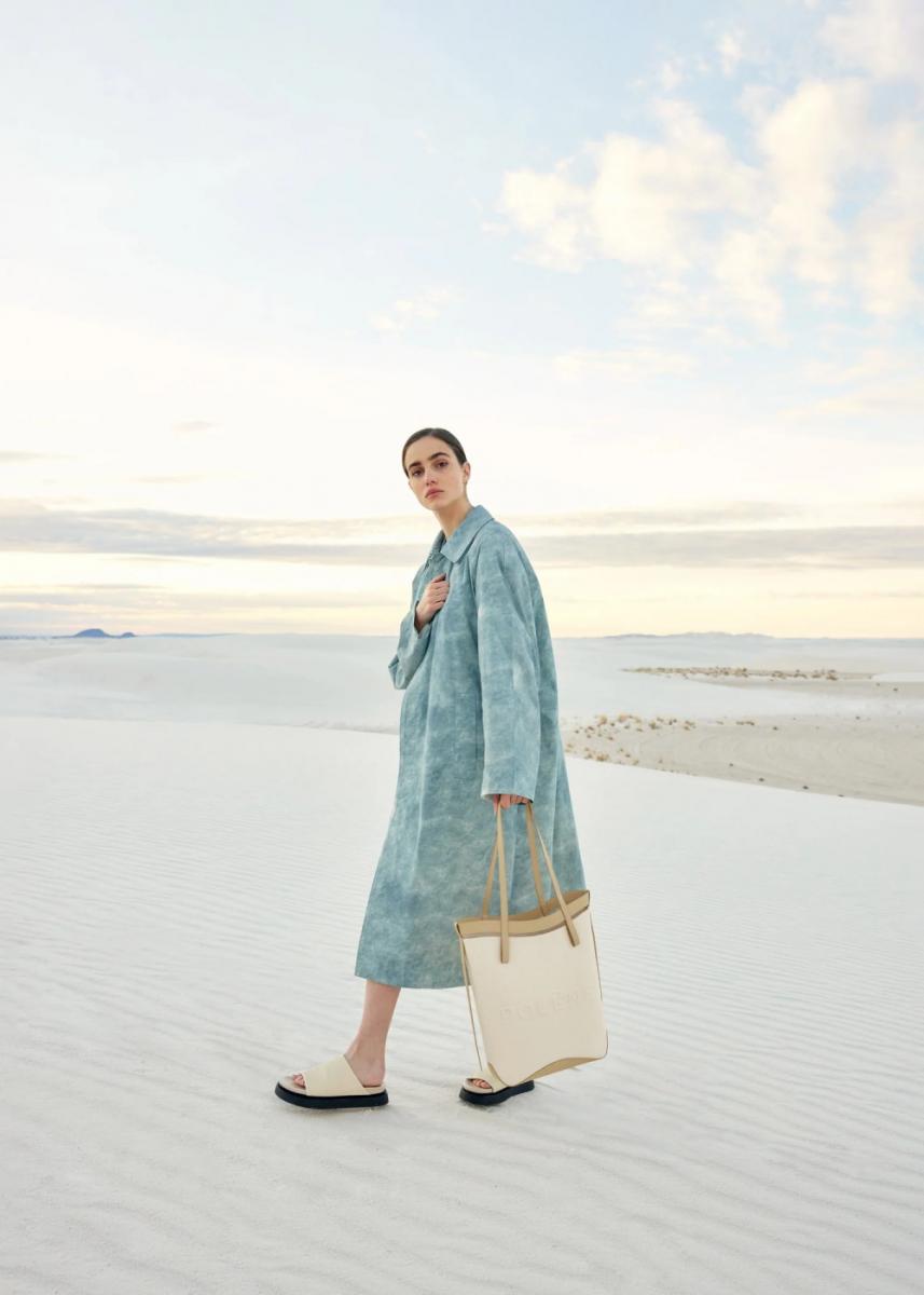 最後一款我們想推薦「Ilo」這只托特包，其設計巧妙的運用皮革簍空的方式，讓帆布材質包款擁有立體的輪廓