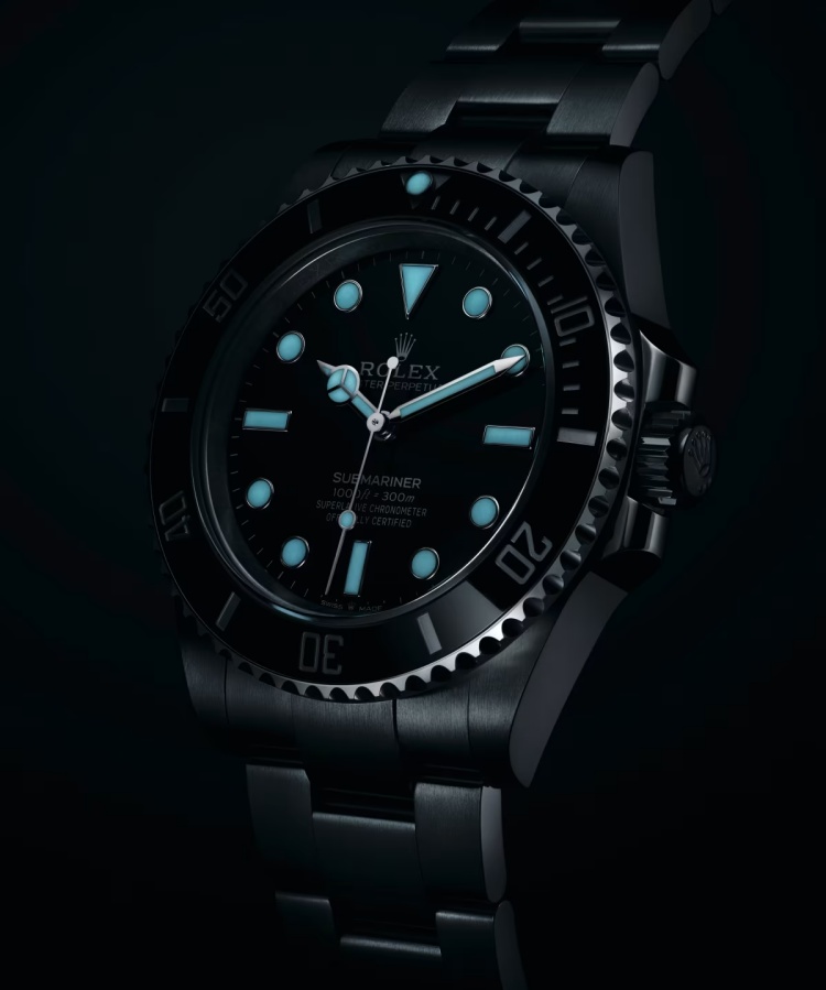 水鬼的夜光功能不僅是為了「漂亮」,更是為了「看得見」。Chromalight 夜光技術能在漆黑環境中持續發出亮度穩定的藍光,並且亮度可維持長達8小時,比傳統夜光更持久。指針與時標採三角形、圓形、長方形的幾何配置,這種極簡組合並非美學取向,而是為了讓潛水員能在0.1秒內判讀時間。這份設計哲學在40+女性的生活中同樣適用:看演唱會、暗光會議室、或是凌晨出門搭飛機,都能一眼掌握時間。更重要的是,這種清晰、俐落、永不過時的錶面設計,讓水鬼成為少數能在「運動、正裝」兩端自由切換的款式。它沒有花裡胡哨的外型,反而以極簡語彙打造高級感——像許多歷經世事的輕熟女一樣,越成熟越懂得用「留白」呈現質感。