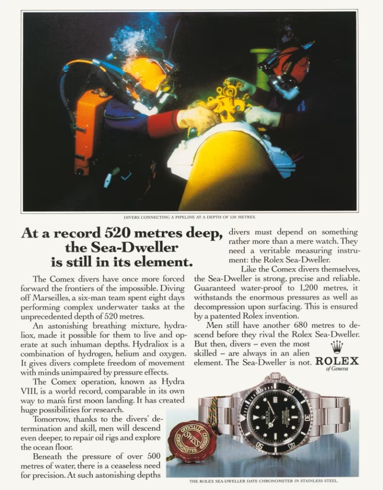 要理解水鬼的地位,得從它的誕生說起。1953年,勞力士推出第一只 Submariner,徹底改寫了「防水錶」的定義——初代便具備100米防水能力,隨後更提升至今日的300米深度,並建立現代潛水錶的基本語法:蠔式錶殼、旋入式錶冠、清晰易讀的時標,以及能計時的單向旋轉外圈。也因為這段歷史,水鬼從來不是「潮流」而是「標準」,它是後世許多潛水錶的設計模板。即使後續有 Deepsea、Sea-Dweller 等高規格型號接棒,Submariner 依然憑藉最均衡、最經典的比例與設計,穩居萬用潛水錶之位。如今,這只原本為深海而生的工具錶,也能成為輕熟女日常生活的百搭錶款:上班搭襯衫乾淨俐落、週末配T恤更顯氣場,中性的運動錶外觀,怎麼戴都時髦。