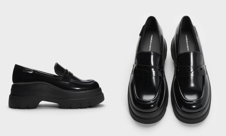 以俐落黑調結合大份量厚底，小CK這雙樂福鞋把氣勢與比例一次拉到位。方形楦頭呼應經典樂福鞋線條，但輪廓更現代、更加俐落，亮面皮革在光線下呈現精緻反射，走起路來自帶存在感。